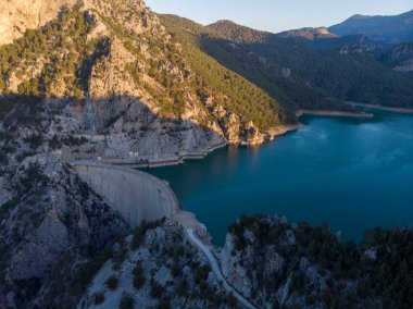 Türkiye 'deki Oymapinar Gölü' ndeki Büyük Baraj, Türkiye 'deki Dağ ve Orman - Türkiye' nin Antalya ilinin Manavgat ilçesindeki Oymapinar Dağı bölgesindeki Yeşil Kanyon.