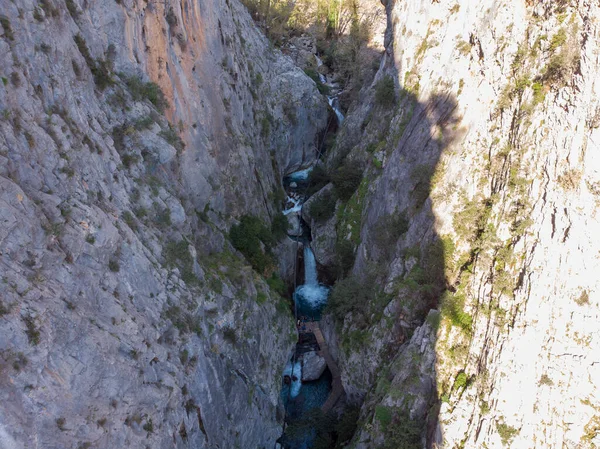 Большой глубокий каньон в горах. Воздушный беспилотник разбился на Сапаэ Каньон, Турция, Памфилия, Алания — стоковое фото