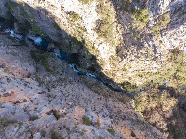Большой глубокий каньон в горах. Воздушный беспилотник разбился на Сапаэ Каньон, Турция, Памфилия, Алания — стоковое фото