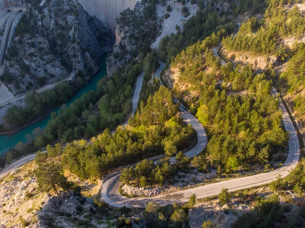 Estrada Curvy pitoresca e Grande Barragem no lago Oymapinar, Montanha e Floresta na Turquia - Green Canyon na área do Monte Oymapinar em Manavgat, Antalya, Turquia. — Fotografia de Stock
