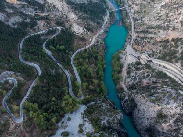 Estrada Curvy pitoresca e Grande Barragem no lago Oymapinar, Montanha e Floresta na Turquia - Green Canyon na área do Monte Oymapinar em Manavgat, Antalya, Turquia. — Fotografia de Stock