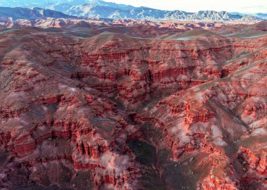 Narman Vadisi 'ndeki Peri Bacaları' nın kırmızı kumtaşı kayalarının manzarası. Erzurum, Türkiye
