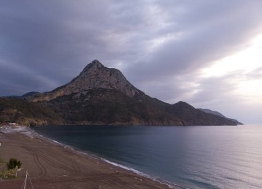 Gün doğumunda Adrasan Sahili 'nin Hava Çekimleri. Antalya ilinin Kemer ilçesindeki Akdeniz kıyısı boyunca uzanan Adrasan Sahili manzarası, Türkiye