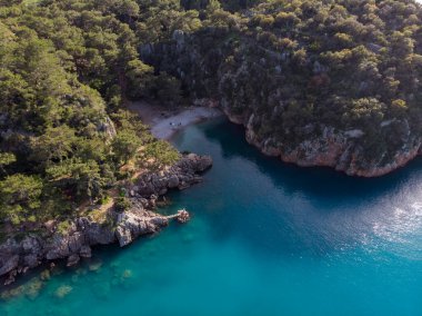 Karaoz, Kumluca, Antalya 'daki Pirate Bay adlı güzel bir turkuaz su gölünün hava görüntüsü.