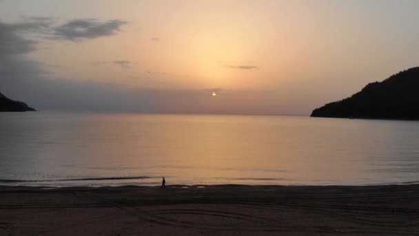 Letecký záběr na Adrasan Beach při východu slunce. Pohled na moře z pláže Adrasan podél pobřeží Středozemního moře v Kemeru, provincie Antalya, Turecko — Stock video