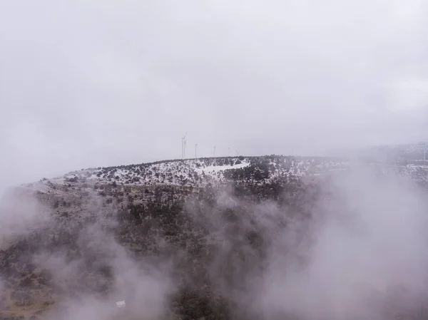 Туманна осінь Хвойні ліси Пейзаж повітряний вид фон Подорожі безтурботний мальовничий вид — стокове фото