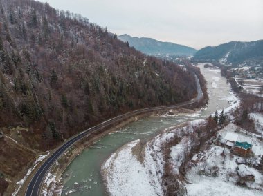 Ukrayna 'da Bulutlu Gün' de karla kaplı Karpatlar 'ın muhteşem manzaraları Vyzhnytsia köyü ve Cheremosh nehri yakınlarında.