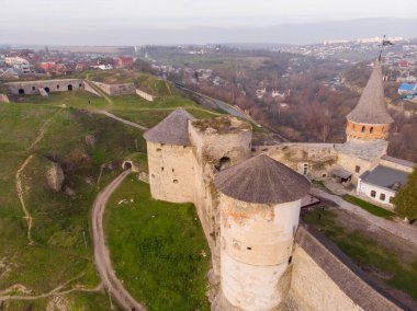 Ukrayna 'nın tarihi kenti Kamianets-Podilskyi' deki SUnrise Kalesi 'nin havadan görünüşü