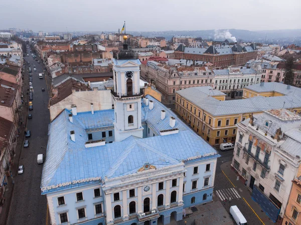 Merkezi hava manzarası ve güzel antik Ukrayna şehri Chernivtsi 'nin belediye binası sokakları, eski binaları, belediye binaları, kiliseleri vs.