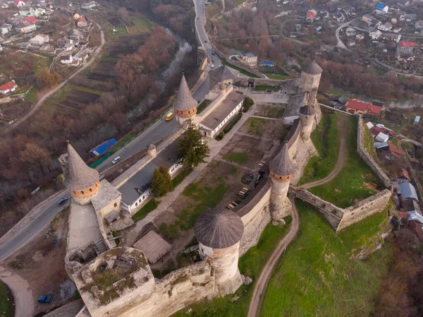 Widok z lotu ptaka na zamek twierdzy SUnrise w historycznym mieście Kamianets-Podilskyi, Ukraina — Zdjęcie stockowe