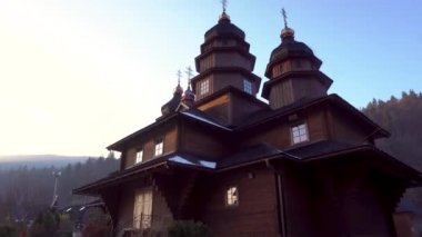Ukrayna 'nın Karpat köyü Yaremche' deki Kutsal Peygamber Elijah Manastırı 'nın eski ahşap binasının Gimbal Vuruşu. Kışın Aziz Elias Kilisesi.