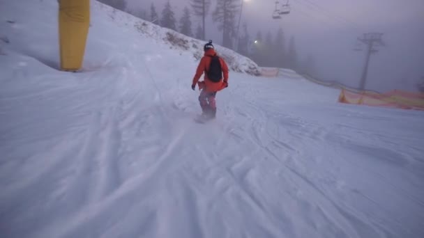 乌克兰布科维尔- 2020年12月：POV下降到雪板上，高海拔的雾地区，Ski度假村。乌克兰滑雪胜地在淡季，人造雪，能见度低. — 图库视频影像