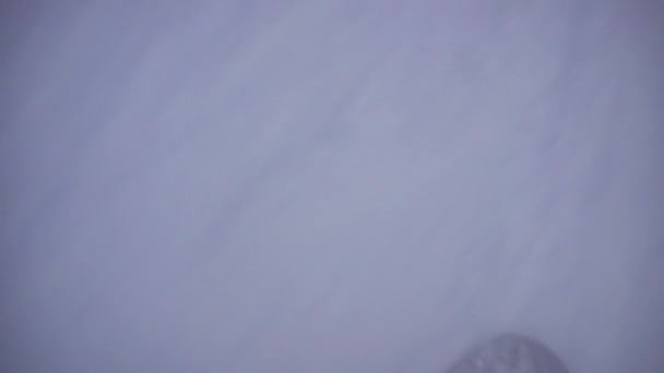 Bukovel, Ukraine - Dezember 2020: POV Abfahrt auf dem Snowboard, nebliges Gebiet in Höhenlagen Skigebiet. Ukrainisches Skigebiet in der Nebensaison, künstlicher Schnee, schlechte Sicht. — Stockvideo