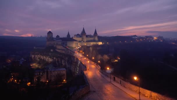 Wieczorny widok na zamek Kamyanets-Podilsky, Ukraina — Wideo stockowe