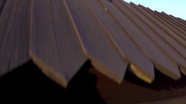 Gimbal skott av gammalt trä byggnad av den heliga profeten Elijah kloster i Karpaterna byn Jaremche i Ukraina. S:t Elias kyrka på vintern. — Stockvideo