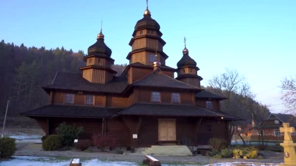 Gimbal Shot van oud houten gebouw van de Heilige Profeet Elijah klooster in het Karpaten dorp Yaremche in Oekraïne. St Elias Kerk in de winter. — Stockvideo