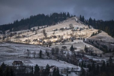 Dağlardaki köy, kar, dağ, kar, zirve, doğa, gökyüzü, dağ, dağ, dağ, güzel, orman, güzellik, beyaz, manzara, bulutlar, panoramik, yürüyüş, ahşap evler, fotoğraf, sabah, kış