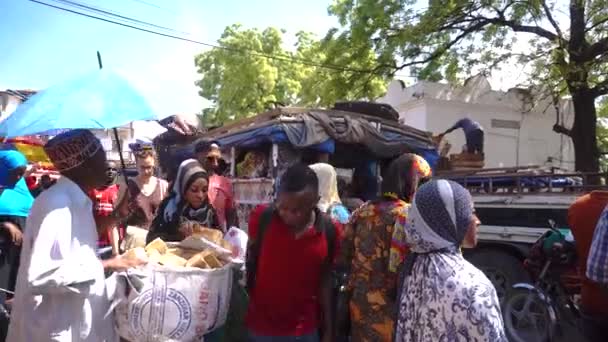 ZANZIBAR, TANZANIEN - JANUARI 2020: Folkets busstation i Stenstaden. Svarta afrikaner i staden — Stockvideo