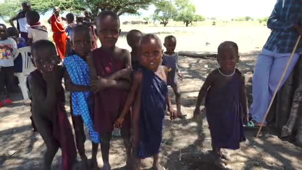 TANZANIA, ARUSHA - ENE 2020: Masai niños en la sabana africana en la aldea remota en la costa de Big Salty Natron Lake — Vídeos de Stock
