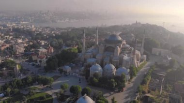 Ayasofya ya da Ayasofya 'nın İstanbul' daki Ayasofya manzarası. Türkiye 'de Sabah Pusunda 4K Görüntüsü