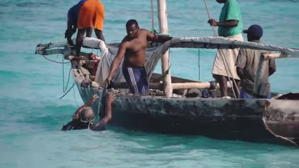 Nungwi, Zanzibar, Tanzanya - Ocak 2020: Yerel balıkçılar avlarını Zanzibar 'a getiriyorlar. Kumsalda her gün taze balık satılıyor.. — Stok video