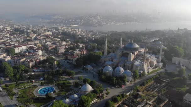 Вид с воздуха на Аясофью или Агию Софию в Стамбуле. Кадры 4K в Турции — стоковое видео