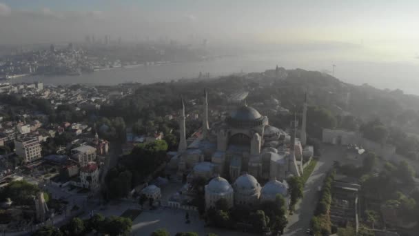 Flygfoto över Ayasofya eller Hagia Sophia i Istanbul. 4K-film i Turkiet i morgondimma — Stockvideo