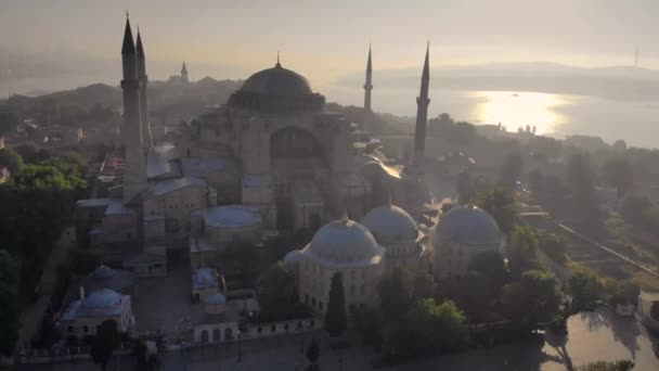 Vista aérea de Ayasofya o Santa Sofía en Estambul. 4K Filmación en Turquía por la mañana Haze — Vídeos de Stock
