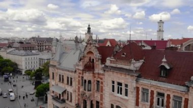 Lviv şehir merkezi hava manzarası yaz ortasında, Batı Ukrayna