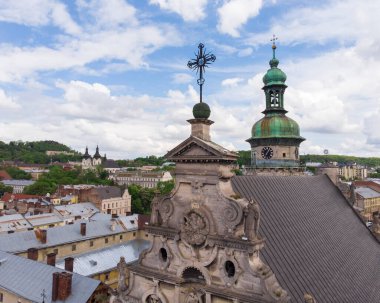 Lviv şehir merkezindeki Katedral Tepesi yaz ortasında hava manzaralı, Batı Ukrayna