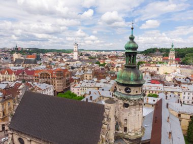 Lviv şehir merkezindeki Katedral Tepesi yaz ortasında hava manzaralı, Batı Ukrayna