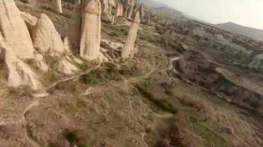 Peri bacaları arasında uçan insansız hava aracı görüntüleri, Türkiye 'nin Goreme kentindeki Sevgi Vadisi ve Kapadokya doğa manzarasının üzerindeki hudu dağlarına oyulmuş pek çok mağara evini ortaya çıkarıyor..