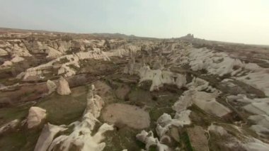 Peri bacaları arasında uçan insansız hava aracı görüntüleri, Türkiye 'nin Goreme kentindeki Güvercin Vadisi ve Kapadokya doğa sahasının yukarısındaki hudu dağlarına oyulmuş mağara evlerini ortaya çıkarıyor..