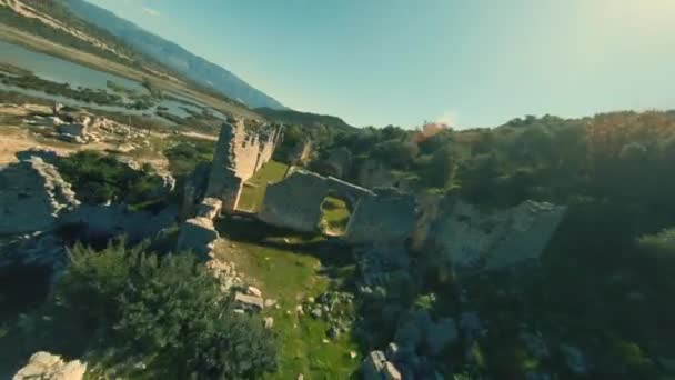 Cinematic Racing Drone Shot of Pttra Ruins of the ancient Lycian city Patara (en inglés). Anfi-teatro y el salón de actos de Lycia público. Patara estaba en la capital de las Ligas Licianas de Lycia. Vista aérea de disparo — Vídeo de stock