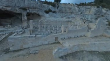 Pamphylia 'daki Antik Mağara Manastırı' nın Dinamik Hızlı İHA Çekimi Akşam Vakti 'nde kayalara oyulmuş. FPV yarış İHA 'sında havadan serbest akrobatik görüntü.