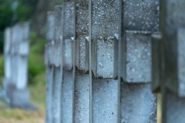 Eski bir haça yakın çekim Ukrayna 'daki anıtlardan birinin üzerinde duran savaş mezarlığının ortasındaki tarihi haçlardan biri.