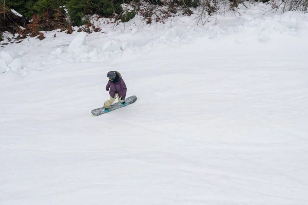 Snowboarder rijden op witte sneeuw overdekte helling bovenaanzicht — Stockfoto