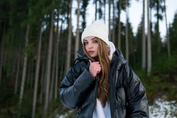 Belle jeune femme dans les bois d'hiver. Vêtements chauds — Photo