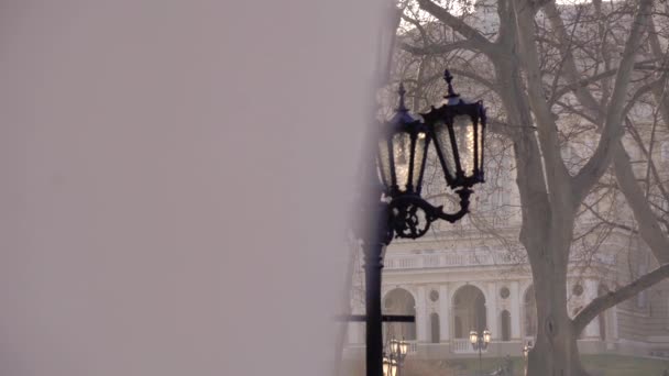 Details aus Odessa. Licht im Zentrum der Stadt. Straßenlaterne auf der Central Street in der Ukraine — Stockvideo