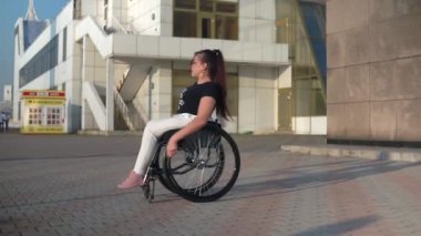 Neşeli Tekerlekli sandalyedeki Sevimli Kız Odessa 'daki Deniz Limanı' nda Broadway 'de yürüyor.