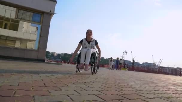 Vidám Aranyos Lány Kerekesszékben Alkalmi Ruhában Sétál A Broadway A Sea Port Odesszában — Stock videók