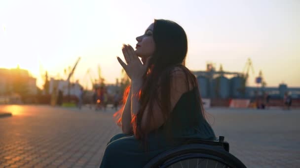 Fröhlich Nettes Mädchen im Rollstuhl in lässigem Outfit posiert in der City Environment — Stockvideo