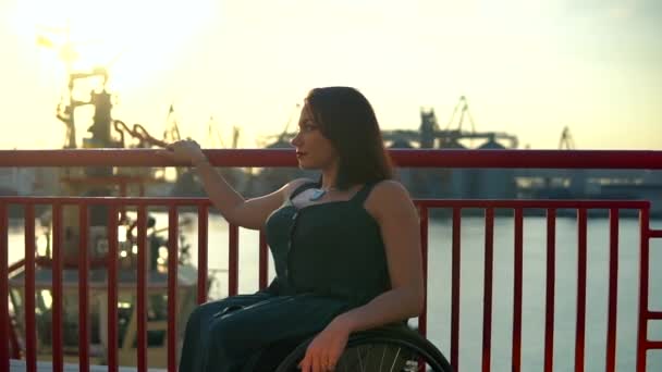 Fröhlich Nettes Mädchen im Rollstuhl in lässigem Outfit posiert in der City Environment — Stockvideo