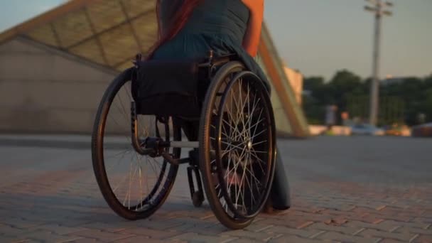 Vidám Aranyos Lány Kerekesszékben Zöld Este Koktél Öltöztetős Élvezi Naplemente A Városi Környezetben — Stock videók