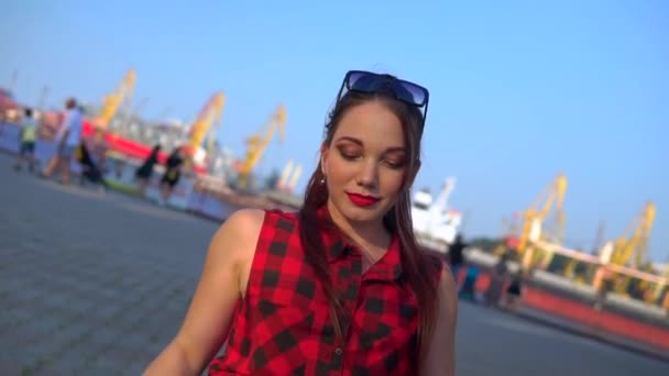 Fröhlich Nettes Mädchen im Rollstuhl in lässigem Outfit posiert und lächelt im Seehafen in Odessa — Stockvideo