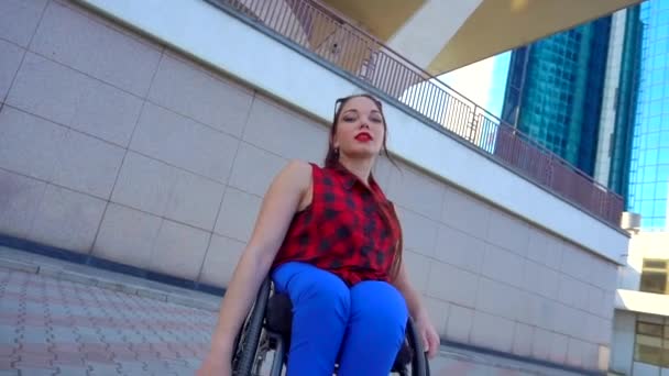 Fröhlich Nettes Mädchen im Rollstuhl in lässigem Outfit posiert und lächelt im Seehafen in Odessa — Stockvideo