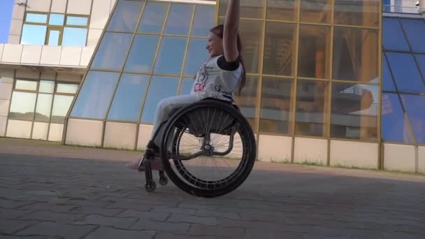 Glada söt flicka i rullstol i Casual Sport outfit är Walking i Sea Port på kvällen i Odessa — Stockvideo