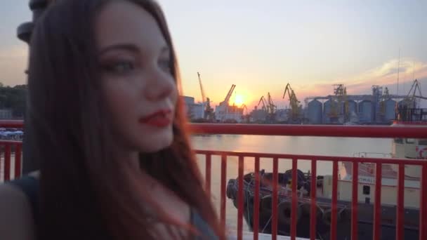 Vidám Aranyos Lány Kerekesszékben Zöld Este Koktél Öltöztetős Élvezi Naplemente A Városi Környezetben — Stock videók