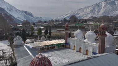 Pakistan, Chitral 'deki Khyber-Pakhtunkhwa' daki Chitral Merkez Camii 'nin hava manzarası. Kalash Vadisi 'nde güneşli bir günde Beyaz Kubbe. Yüksek kalite 4k görüntü