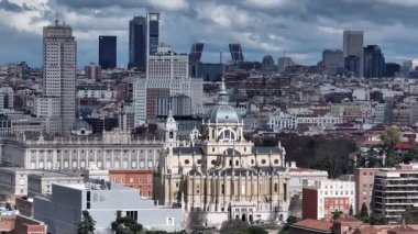 Madrid 'in Havadan Parallaks Çekimi, Katedral de Santa Maria la Real de la Almudena, Gündüz vakti Madrid, İspanya' nın başkenti. Yüksek kalite 4k görüntü